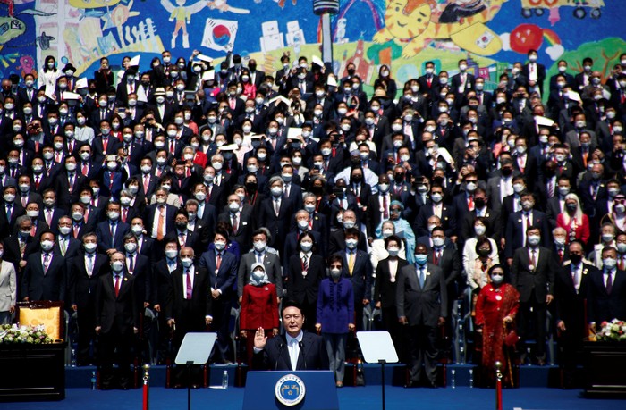 Momen Yoon Suk-yeol Resmi Dilantik Jadi Presiden Baru Korea Selatan South Korean President Yoon Suk-yeol takes an oath during his inauguration in front of the National Assembly in Seoul, South Korea, May 10, 2022. Jeon Heon-Kyun /Pool via REUTERS