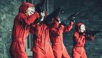 Alex Pina, produser eksekutif La Casa de Papel, antusias melihat topeng Hahoe dan menyebutnya sebagai teman-teman Dali. Foto: JUNG JAEGU/NETFLIX/JUNG JAEGU/NETFLIX