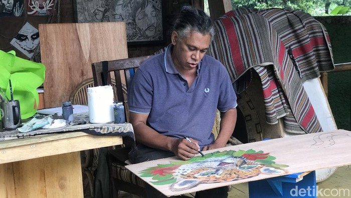 Mr Ronny, bule Belanda tinggal di kota mati Sukabumi.