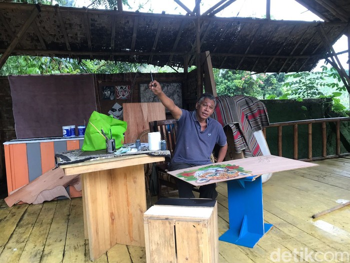 Mr Ronny, bule Belanda tinggal di kota mati Sukabumi.