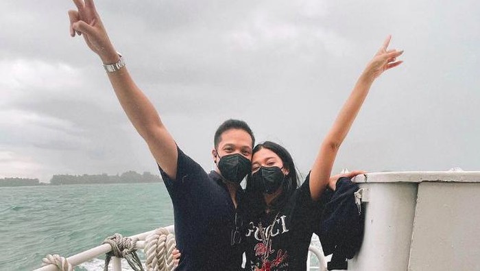Nay Mirdad Nay Mirdad go public dengan pacar baru.