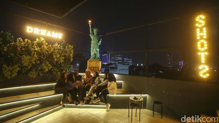 Ngopi Bareng 'Patung Liberty' di Jaksel Bisnis kopi terus berjamuran dengan suasana yang dibuat nyaman. Salah satunya di Shots Coffee Bar di Jaksel yang memajang replika patung Liberty.