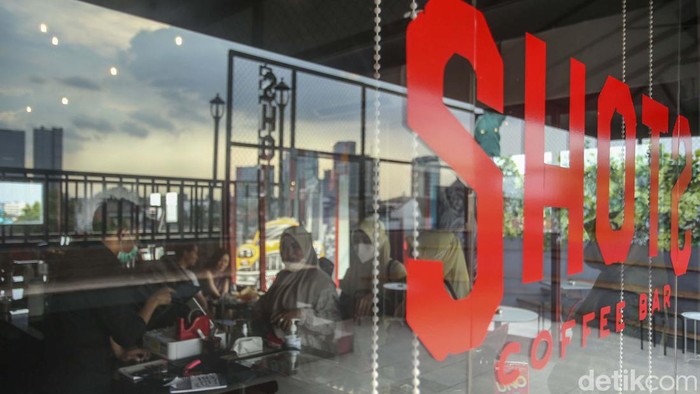 Bisnis kopi terus berjamuran dengan suasana yang dibuat nyaman. Salah satunya di Shots Coffee Bar di Jaksel yang memajang replika patung Liberty.