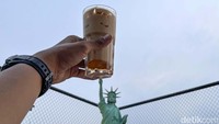 Tempat ini memiliki replika patung Liberty.