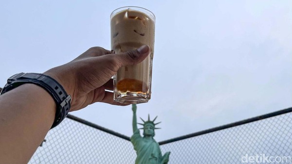 Tempat ini memiliki replika patung Liberty.