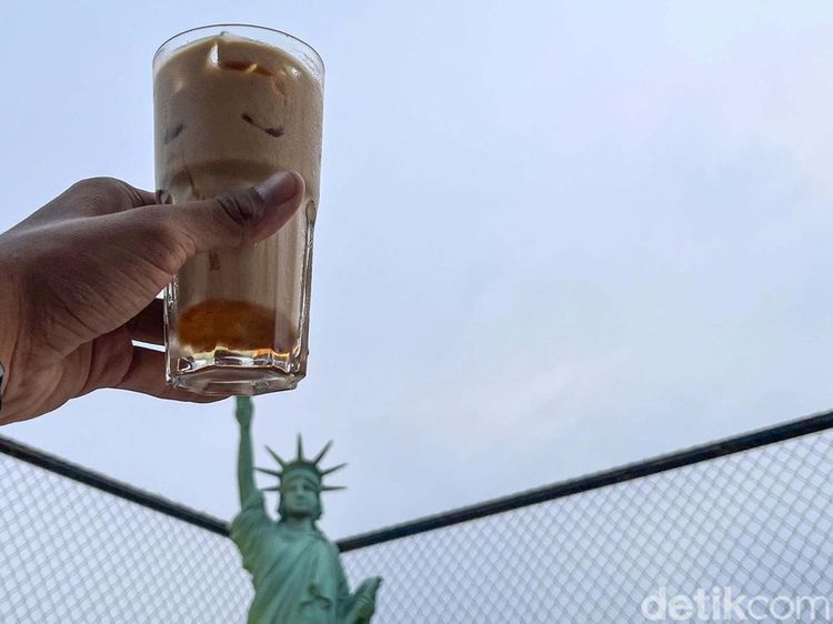 Ngopi Bareng Patung Liberty di Jaksel