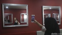 Tapi tenang meski tak ada lift pengunjung juga bisa berfoto-foto dulu, sebab tempat ini juga dilengkapi dengan mural kekinian.