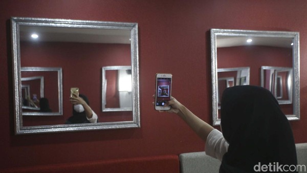 Tapi tenang meski tak ada lift pengunjung juga bisa berfoto-foto dulu, sebab tempat ini juga dilengkapi dengan mural kekinian. Tapi tenang meski tak ada lift pengunjung juga bisa berfoto-foto dulu, sebab tempat ini juga dilengkapi dengan mural kekinian.
