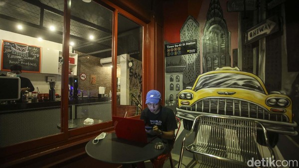 Pengunjung juga bisa memilih indoor maupun outdoor untuk menikmati kopi.