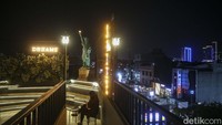 Waktu terbaik untuk mendatangi tempat ini yaitu sore menjelang malam, sebab pengunjung bakal disuguhkan cantiknya senja Ibu Kota ditemani Patung Liberty.
