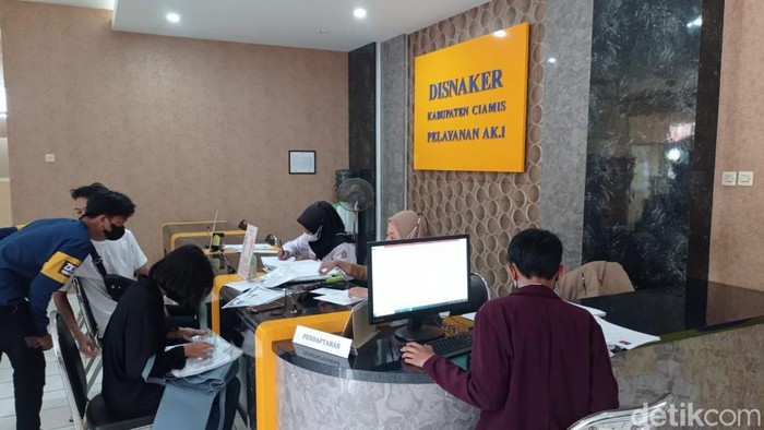 Para pencari kerja sedang memohon kartu kuning di Kantor Dinas Tenaga Kerja Ciamis.
