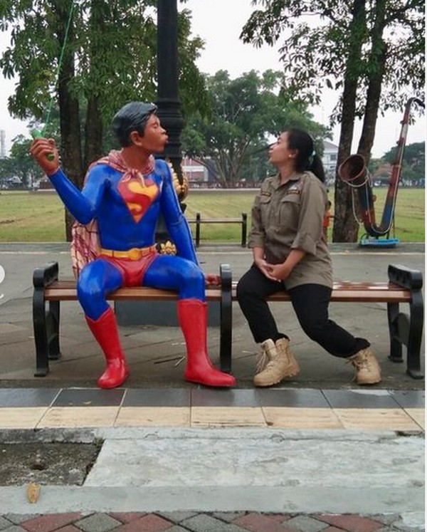 UPT Alun-alun Purworejo juga membagikan foto patung superhero lainnya yang ada di sana. Ada Batman dan Superman juga. (UPT Alun-alun Purworejo/Instagram)