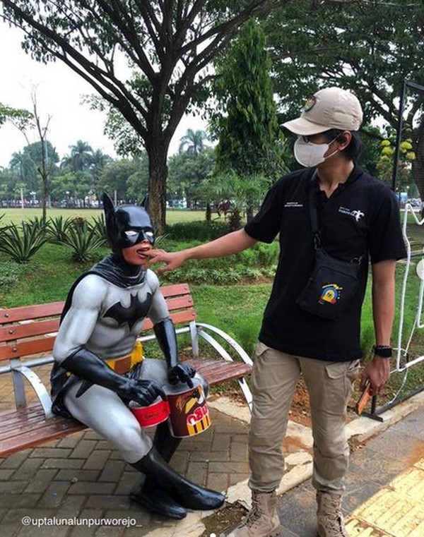 Saat ditelusuri keberadaaan patung superhero Marvel dengan pose tidak biasa ini, ternyata patung ini berada di Alun-alun Purworejo. (UPT Alun-alun Purworejo/Instagram) Saat ditelusuri keberadaaan patung superhero Marvel dengan pose tidak biasa ini, ternyata patung ini berada di Alun-alun Purworejo. (UPT Alun-alun Purworejo/Instagram)