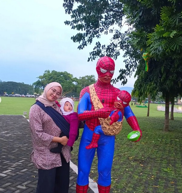 Bermula viralnya patung Spiderman yang sedang mengasuh anak di TikTok. Videonya ditonton oleh 8,4 juta lebih lho. (Anggraini Putri R Aggra/ Instagram) Bermula viralnya patung Spiderman yang sedang mengasuh anak di TikTok. Videonya ditonton oleh 8,4 juta lebih lho. (Anggraini Putri R Aggra/ Instagram)