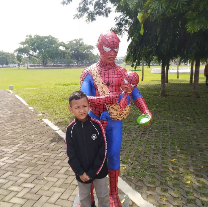 Patung superhero di Alun-Alun Purworejo Patung superhero di Alun-Alun Purworejo