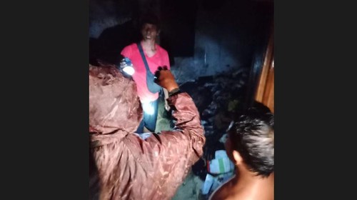 Petugas Damkar Gianyar memadamkan kebakaran kamar milik warga Desa Mas, Kecamatan Ubud, Gianyar, Senin (9/5/2022) malam