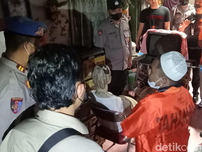 Polisi menggelar rekonstruksi kasus cucu bunuh nenek di Probolinggo. Ada 12 adegan dalam rekonstruksi tersebut.