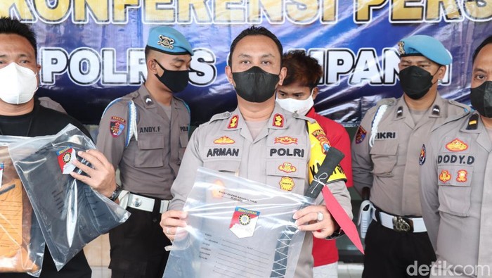 Pelaku pembunuh pemuda bersimbah darah di depan rumah calon istrinya di Sampang akhirnya tertangkap.