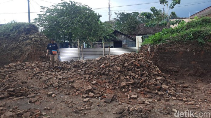 Penampakan tembok eks Keraton Kartasura yang dijebol ekskavator. Foto diambil Selasa (10/5/2022).