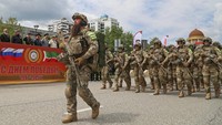 Pasukan muslim pendukung Rusia ini turut serta memamerkan kekuatan militernya.