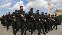 Anggota militer Chechnya ikut serta dalam parade militer pada Hari Kemenangan Rusia, yang menandai 77 tahun kemenangan atas Nazi Jerman dalam Perang Dunia Kedua di Grozny, Chechnya, Republik Rusia (9/5/2022).