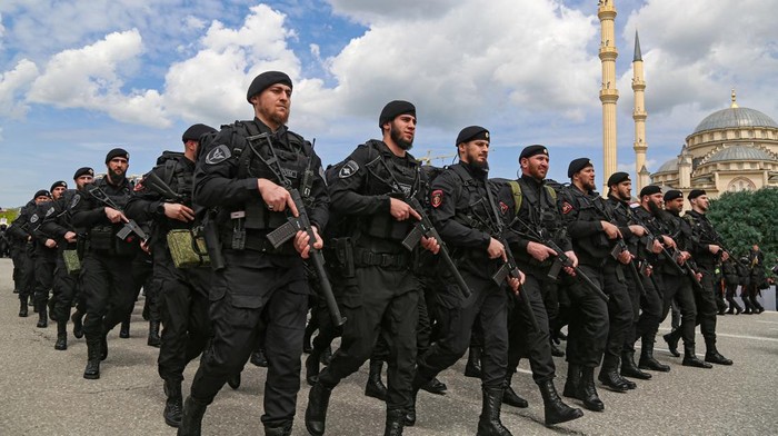 Penampakan Tentara Chechnya di Parade Hari Kemenangan Rusia Head of the Chechen Republic Ramzan Kadyrov (С), Interior Minister Ruslan Alkhanov (R) and Russia's State Duma member Adam Delimkhanov attend a military parade on Victory Day, which marks the 77th anniversary of the victory over Nazi Germany in World War Two, in the Chechen capital Grozny, Russia May 9, 2022. REUTERS/Chingis Kondarov