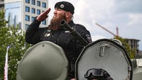 Dalam parade, pasukan muslim yang mendukung invasi Rusia ke Ukraina ini turut memamerkan kendaraan tempur.