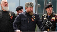 Tampak Presiden Republik Chechnya, Ramzan Kadyrov (tengah), didampingi Menteri Dalam Negeri Ruslan Alkhanov (kanan) dan anggota Duma Negara Rusia Adam Delimkhanov turut menghadiri parade militer pada Hari Kemenangan tersebut di Grozny, Republik Rusia.
