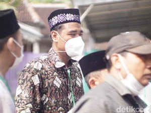 Ini Sosok Pengusaha Pecel Lele yang Viral Hamburkan Uang di Lamongan