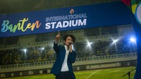 Artis Budi Doremi menghibur warga saat peresmian pembukaan Banten International Stadium (BIS) di Kota Serang, Banten.