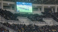 Warga antusias saat menyaksikan peresmian pembukaan Banten International Stadium (BIS), Kota Serang, Banten. BIS dengan fasilitas berstandar internasional tersebut dapat menampung hingga 30 ribu penonton.