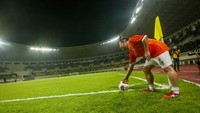 Artis komedian Ogi bersiap melakukan tendangan pojok saat laga pertandingan Pemprov Banten FC vs Selebritis FC pada pembukaan Banten International Stadium (BIS) di Kota Serang, Banten, Senin (9/5/2022) malam.