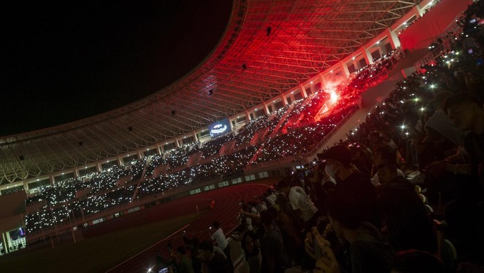 Artis komedian Ogi bersiap melakukan tendangan pojok saat laga pertandingan Pemprov Banten FC vs Selebritis FC pada pembukaan Banten International Stadium (BIS) di Kota Serang, Banten, Senin (9/5/2022) malam. BIS dengan fasilitas berstandar internasional tersebut dapat menampung hingga 30 ribu  penonton. ANTARA FOTO/ Muhammad Bagus Khoirunas/YU