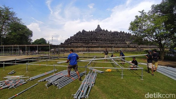Rangkaian perayaan Waisak sudah dimulai sejak kemarin. Perwakilan umat Buddha mengambil api dari sumber Api Abadi Mrapen, Kabupaten Grobogan, Jawa Tengah untuk dibawa ke Candi Mendut dan Candi Borobudur.(Eko Susanto/detikcom)