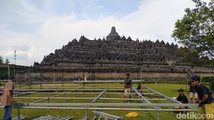 Persiapan pembuatan altar di Pelataran Candi Borobudur, Selasa (10/5/2022).