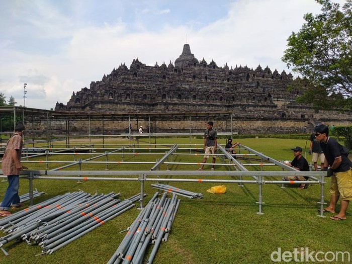 Persiapan pembuatan altar di Pelataran Candi Borobudur, Selasa (10/5/2022).