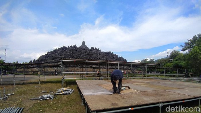 Persiapan pembuatan altar di Pelataran Candi Borobudur, Selasa (10/5/2022).