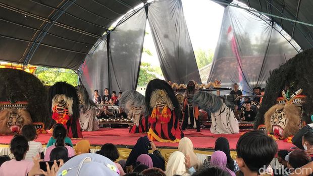 Pertunjukan seni tradisional barong di kompleks TPI Tasikagung, Rembang, seusai pelaksanaan tradisi larung sesaji, Selasa (10/5/2022).