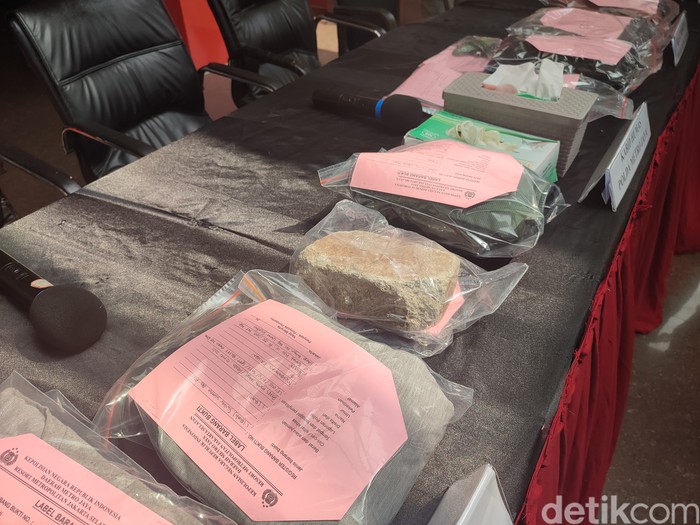 Polres Metro Jaksel menampilkan 9 pelaku begal yang aksinya digagalkan dua prajurit TNI di Kebayoran Baru, Jaksel. Polisi juga menunjukkan sejumlah barang bukti terkait kasus tersebut (Rizky AM/detikcom)