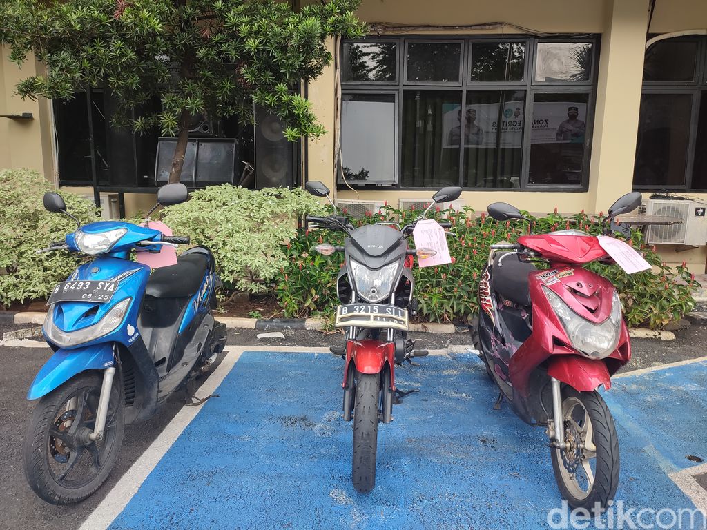 Polres Metro Jaksel menampilkan 9 pelaku begal yang aksinya digagalkan dua prajurit TNI di Kebayoran Baru, Jaksel. Polisi juga menunjukkan sejumlah barang bukti terkait kasus tersebut (Rizky AM/detikcom)