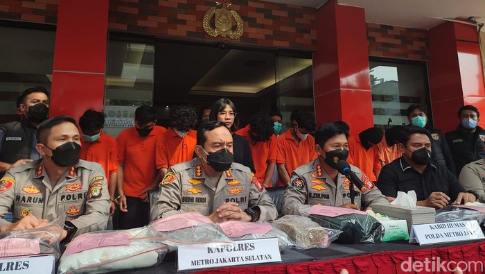 Polres Metro Jaksel menampilkan 9 pelaku begal yang aksinya digagalkan dua prajurit TNI di Kebayoran Baru, Jaksel. Polisi juga menunjukkan sejumlah barang bukti terkait kasus tersebut (Rizky AM/detikcom)