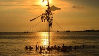 Suasana semakin syahdu ketika menjelang sore hari. Matahari terbenam tampak indah dari pantai.
