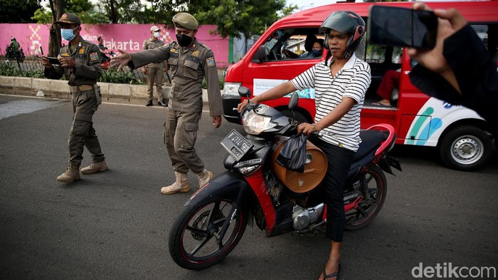 PPKM Diperpanjang, Siap-siap Kena Razia Bila Tak Bermasker di Jakarta PPKM di wilayah Jawa-Bali diperpanjang hingga 23 Mei 2022. Cegah lonjakan kasus COVID-19 pascalebaran, razia masker dilakukan di depan Stasiun Klender, Jakarta.