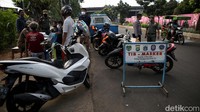 Sementara itu, guna mengantisipasi lonjakan kasus COVID-19 pascalebaran, petugas Satpol PP di wilayah Jakarta menggelar razia masker.