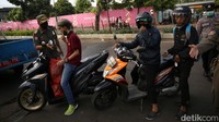 Sebanyak 17 warga terjaring razia masker di depan Stasiun Klender, Jakarta.