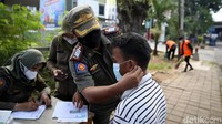 Warga yang kedapatan tak mengenakan masker saat beraktivitas di luar rumah kemudian didata dan diberikan masker oleh petugas.