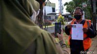 Warga yang terjaring razia kemudian diberikan hukuman sosial dengan menyapu jalanan.