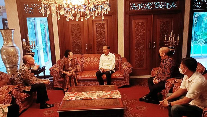 Presiden Joko Widodo (Jokowi) mengunjungi kediaman mantan Wakil Ketua MPR yang juga founder Mustika Ratu, Mooryati Soedibyo, di Jalan Mangunsarkoro, Menteng, Jakarta Pusat.