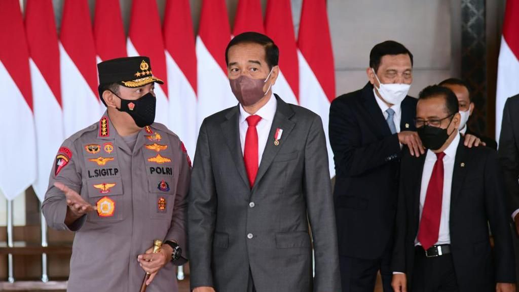 Momen Luhut Pijit Bahu Pratikno Saat Dampingi Jokowi Sebelum Terbang ke AS