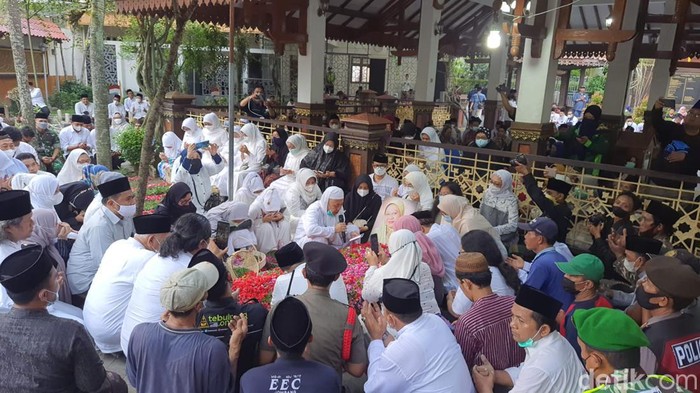 Proses pemakaman Lily Wahid